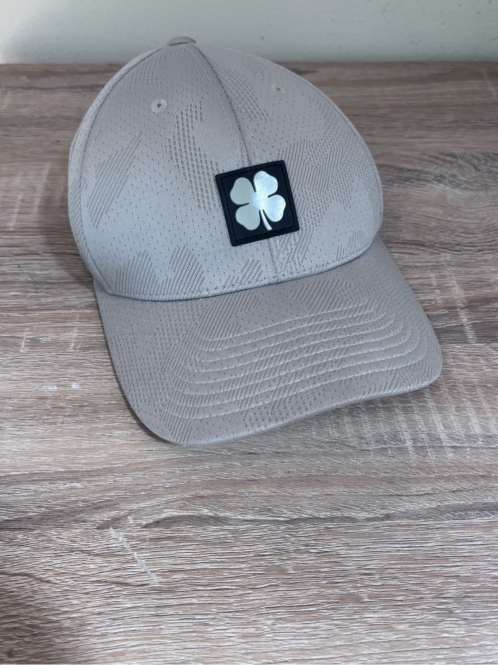 NWOT Men's Gray/Beige Black Clover Patch Baseball Cap
